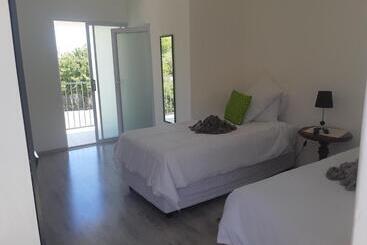 تختخواب و صبحانه Mentor Guest House