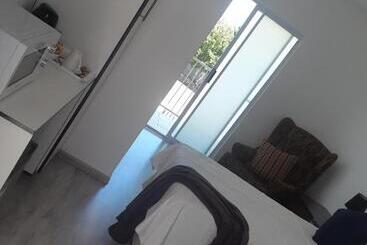 تختخواب و صبحانه Mentor Guest House