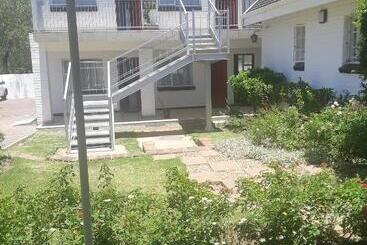 تختخواب و صبحانه Mentor Guest House