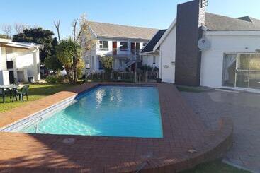 تختخواب و صبحانه Mentor Guest House