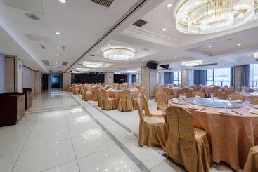 هتل Huzhou Wealth