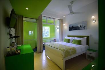 هتل Thilhara Days Inn