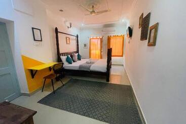 Jaisalmer Hostel Crowd