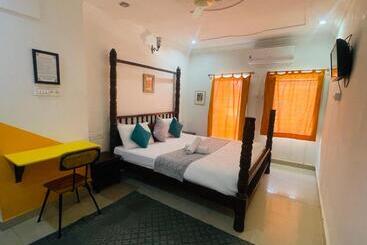 Jaisalmer Hostel Crowd