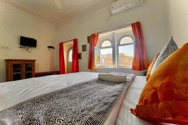 Jaisalmer Hostel Crowd