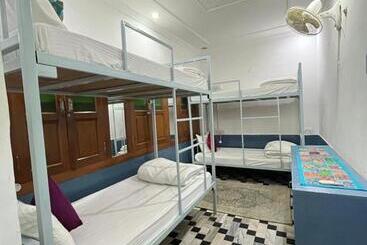 Jaisalmer Hostel Crowd