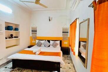 Jaisalmer Hostel Crowd