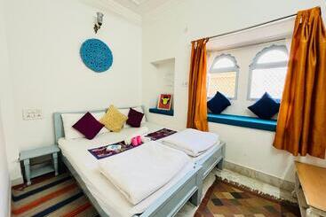 Jaisalmer Hostel Crowd
