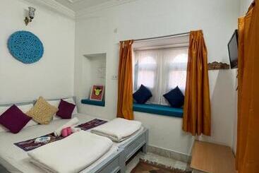 Jaisalmer Hostel Crowd