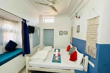 Jaisalmer Hostel Crowd
