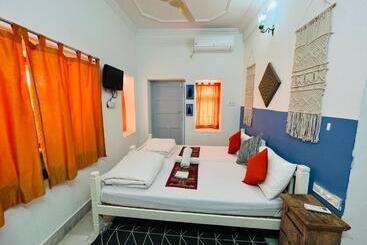 Jaisalmer Hostel Crowd