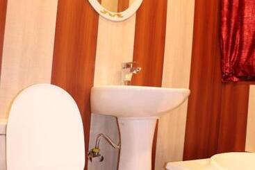 تختخواب و صبحانه House Boat New Pala Palace