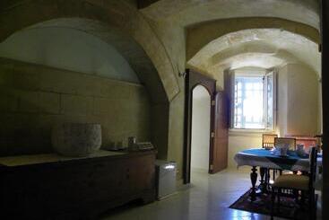 تختخواب و صبحانه Locus Amoenus