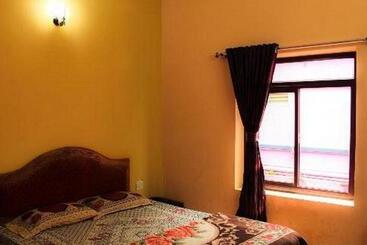 تختخواب و صبحانه Smm Cottage