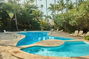 هتل Los Corales Beach Village