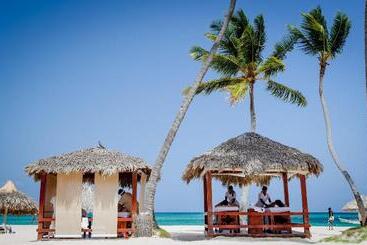 هتل Los Corales Beach Village