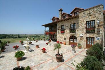 Habitaciones Y Estudios  Hotel Posada De Cantabria   Terraza Panorámica  Gintonic Bar - Galizano