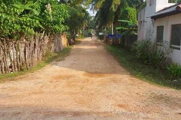 تختخواب و صبحانه Nilaveli Beach Rooms