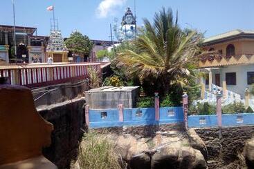 تختخواب و صبحانه Nilaveli Beach Rooms