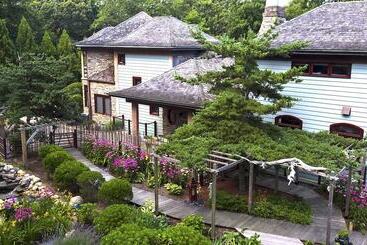 East Hampton Art House Bed And Breakfast