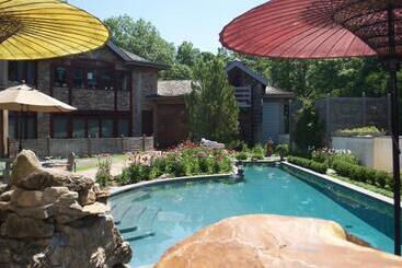 East Hampton Art House Bed And Breakfast