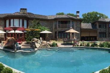 East Hampton Art House Bed And Breakfast