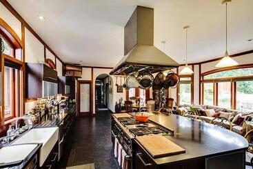 East Hampton Art House Bed And Breakfast
