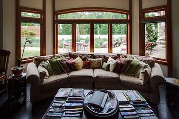 East Hampton Art House Bed And Breakfast
