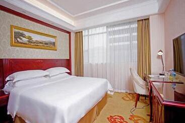 Vienna Hotel Shenzhen Shiyan Shilong Community