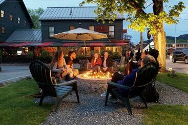 تختخواب و صبحانه Ivy Manor Inn Village Center
