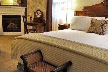 تختخواب و صبحانه Ivy Manor Inn Village Center