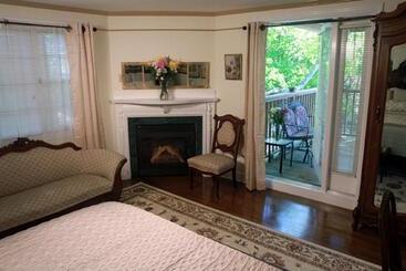 تختخواب و صبحانه Ivy Manor Inn Village Center