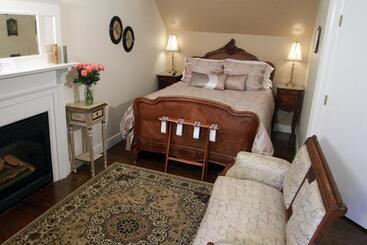 تختخواب و صبحانه Ivy Manor Inn Village Center