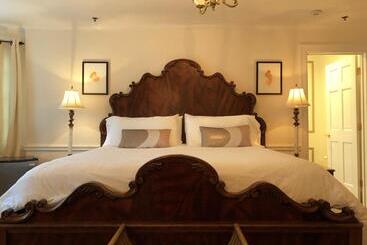 تختخواب و صبحانه Ivy Manor Inn Village Center