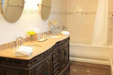 تختخواب و صبحانه Ivy Manor Inn Village Center
