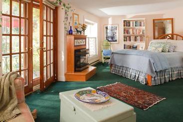 تختخواب و صبحانه Bufflehead Cove Inn
