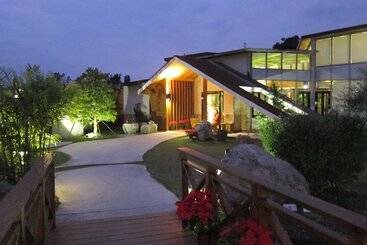 تختخواب و صبحانه Green Willow House