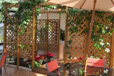 تختخواب و صبحانه Green Willow House