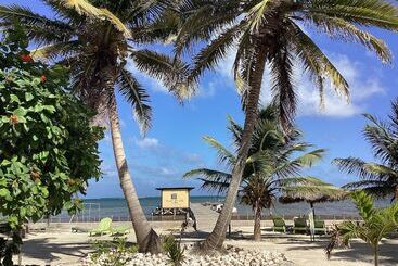 استراحتگاه Playa Del Sol
