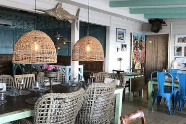 تختخواب و صبحانه Flipflop Beach Bar & Rooms