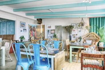 تختخواب و صبحانه Flipflop Beach Bar & Rooms