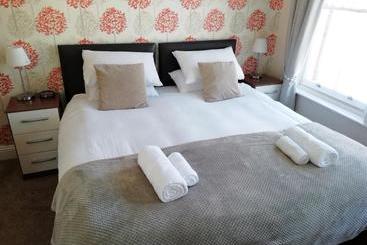 تختخواب و صبحانه The Lansbury Guest House