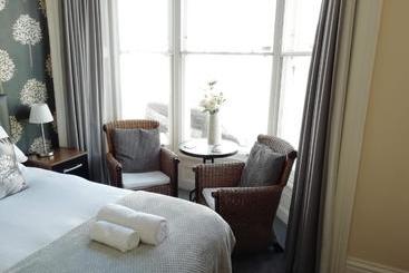 تختخواب و صبحانه The Lansbury Guest House
