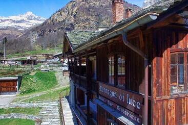 هتل Albergo Montagna Di Luce
