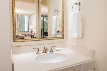 Griffin Hotel, An Official Colonial Williamsburg