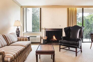 Griffin Hotel, An Official Colonial Williamsburg
