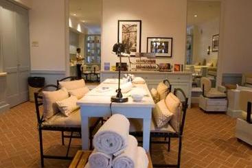 Griffin Hotel, An Official Colonial Williamsburg