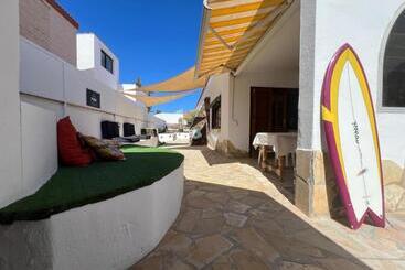 Pura Vida Surf Camp & School - La Oliva