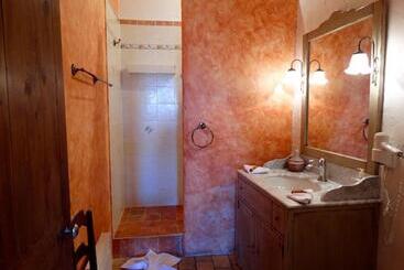 مبيت وإفطار Un Patio En Luberon