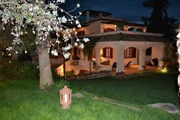 تختخواب و صبحانه Villa Ethnic Chic
